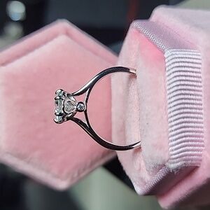 NWT Stunning 1ct Moissanite Engagement Ring w/Paperwork